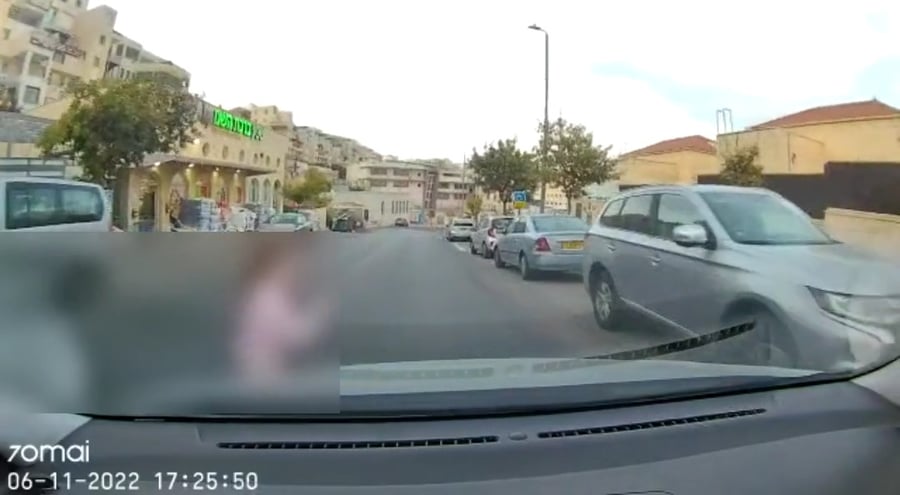 מחריד: ילדה חוצה את הכביש - נפגעת מהרכב ועפה