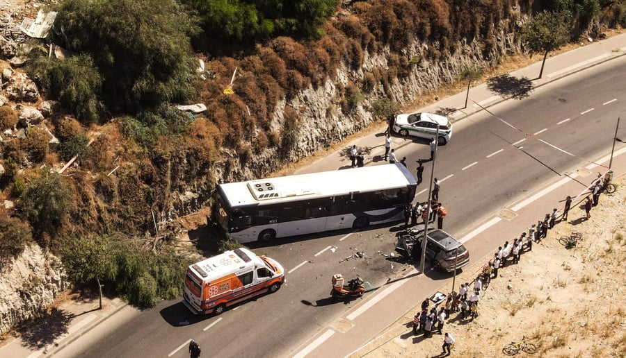 אוטובוס התנגש ברכב בדרך הרמ"ז בביתר עילית