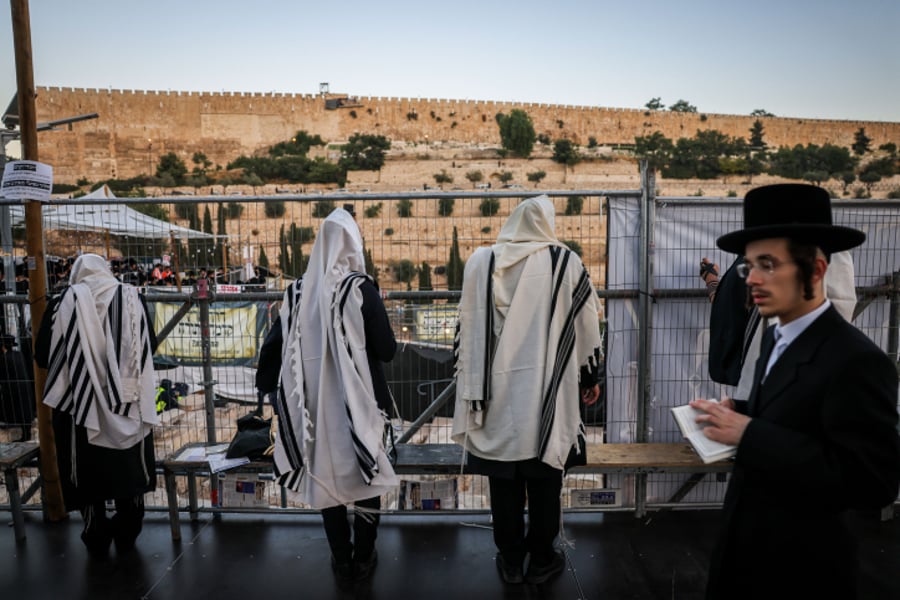 תיעוד: תפילת שחרית על ציונו של 'האור החיים' בהר הזיתים