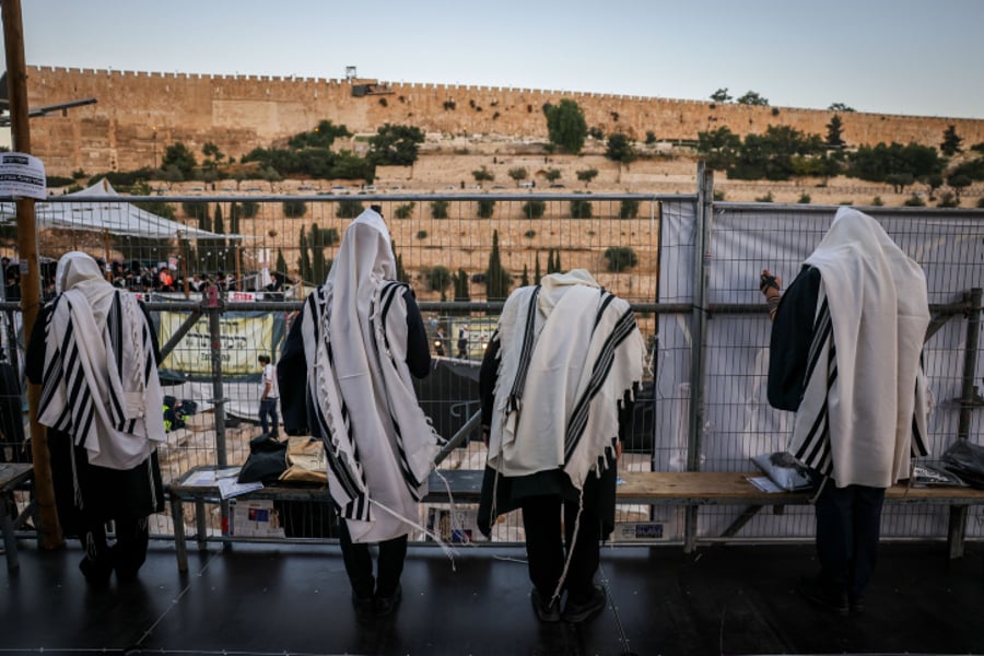 תיעוד: תפילת שחרית על ציונו של 'האור החיים' בהר הזיתים