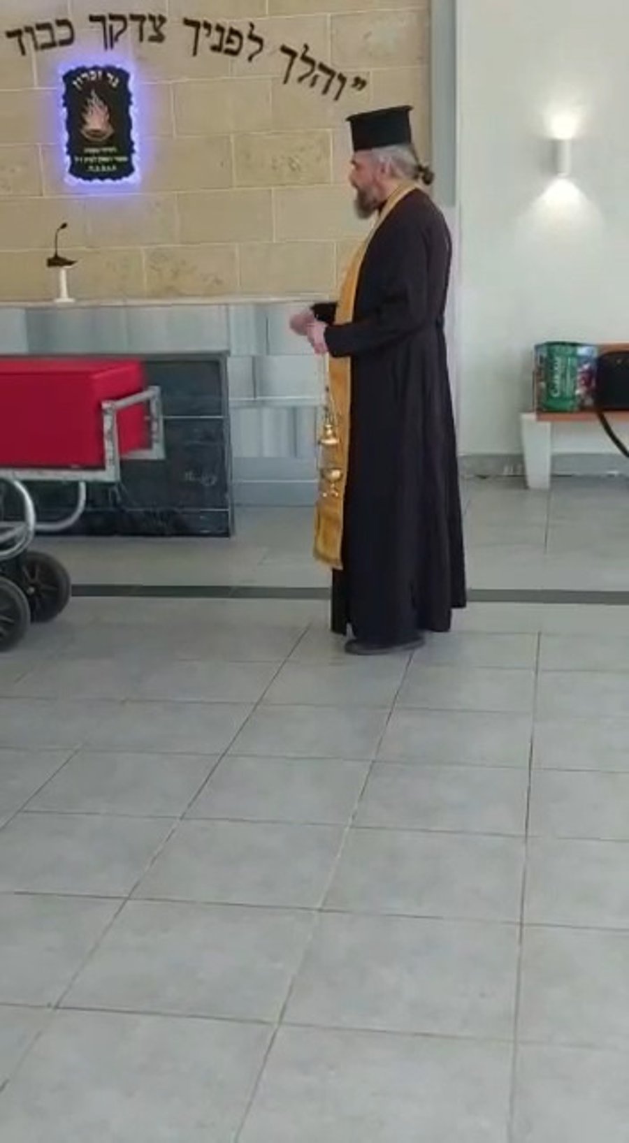 הכומר עורך מיסה בבית ההלוויות היהודי | תיעוד מזעזע