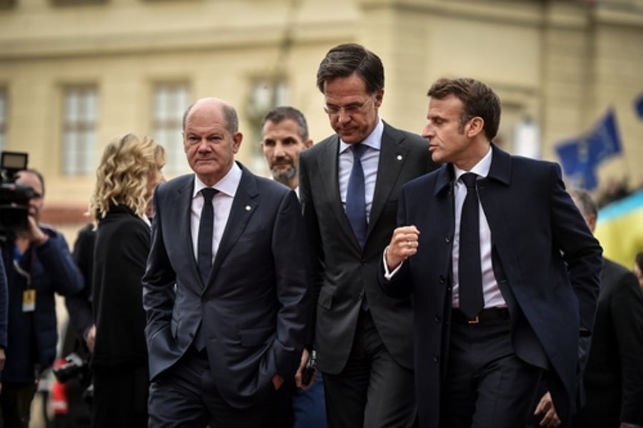 נשיא צרפת (מימין) וקנצלר גרמניה (משמאל), עם ראש ממשלת הולנד