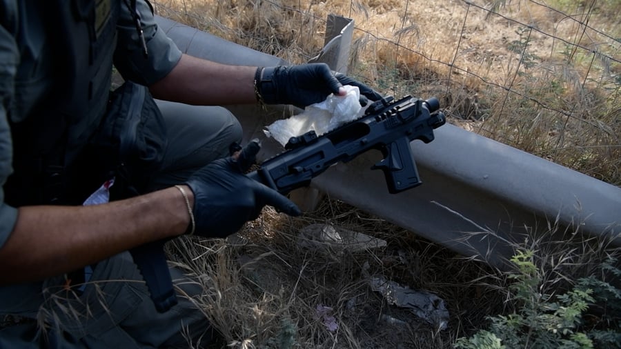 אקדח ומטען חבלה נתפסו בפשיטה בכפר קאסם | תיעוד