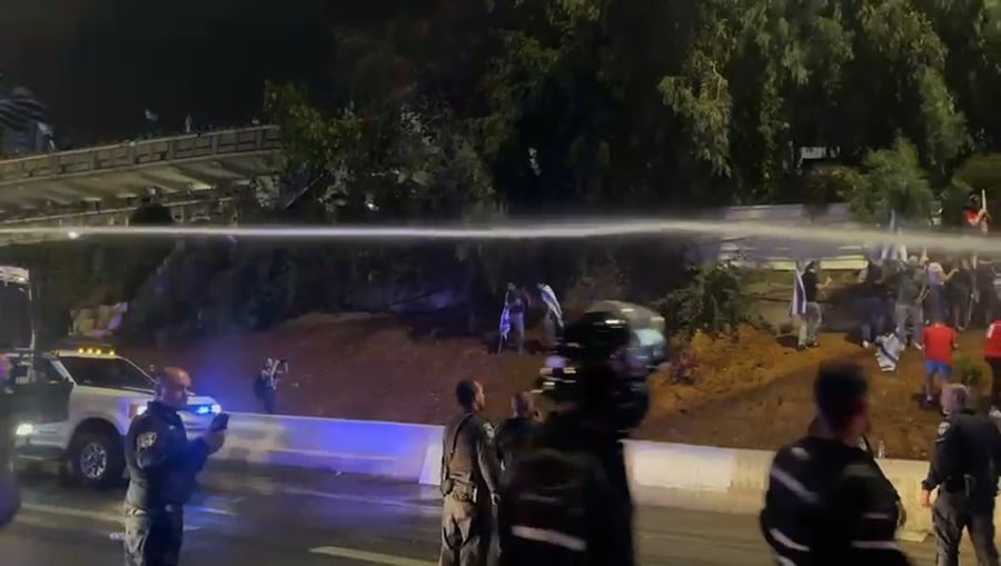 מכת"ז מניס את הפורעים מנתיבי איילון