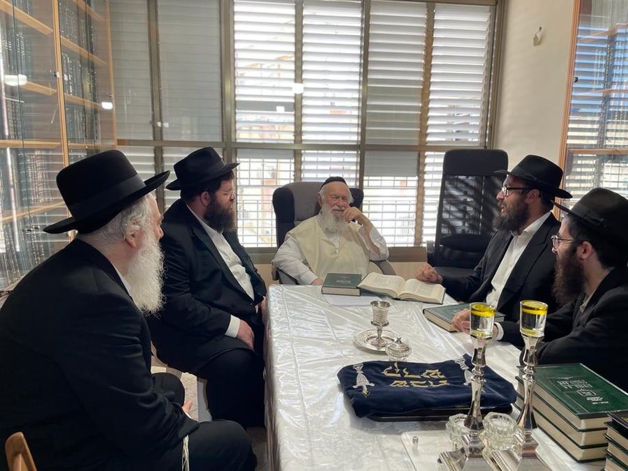 ביקור הרבנים החב"דים במעונו של חבר 'המועצת' הגר"י זילברשטיין