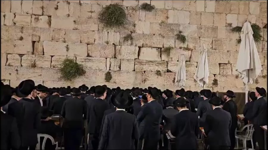 התפילות אמש בכותל להחלמת ראש הישיבה