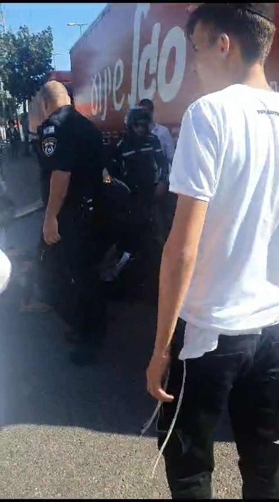 המאחה בכניסה למפעל קוקה קולה בבני ברק