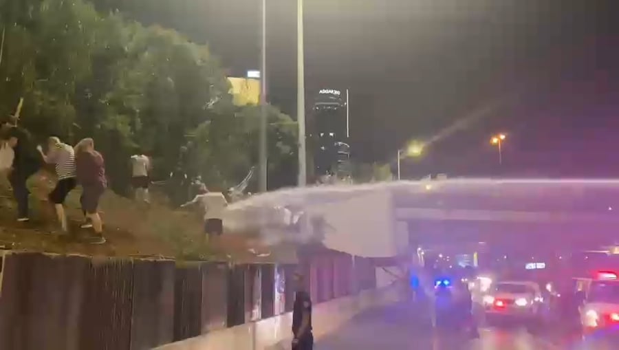 מפגינים מנסים לרדת לכביש איילון דרום דרומית לגשר יהודית