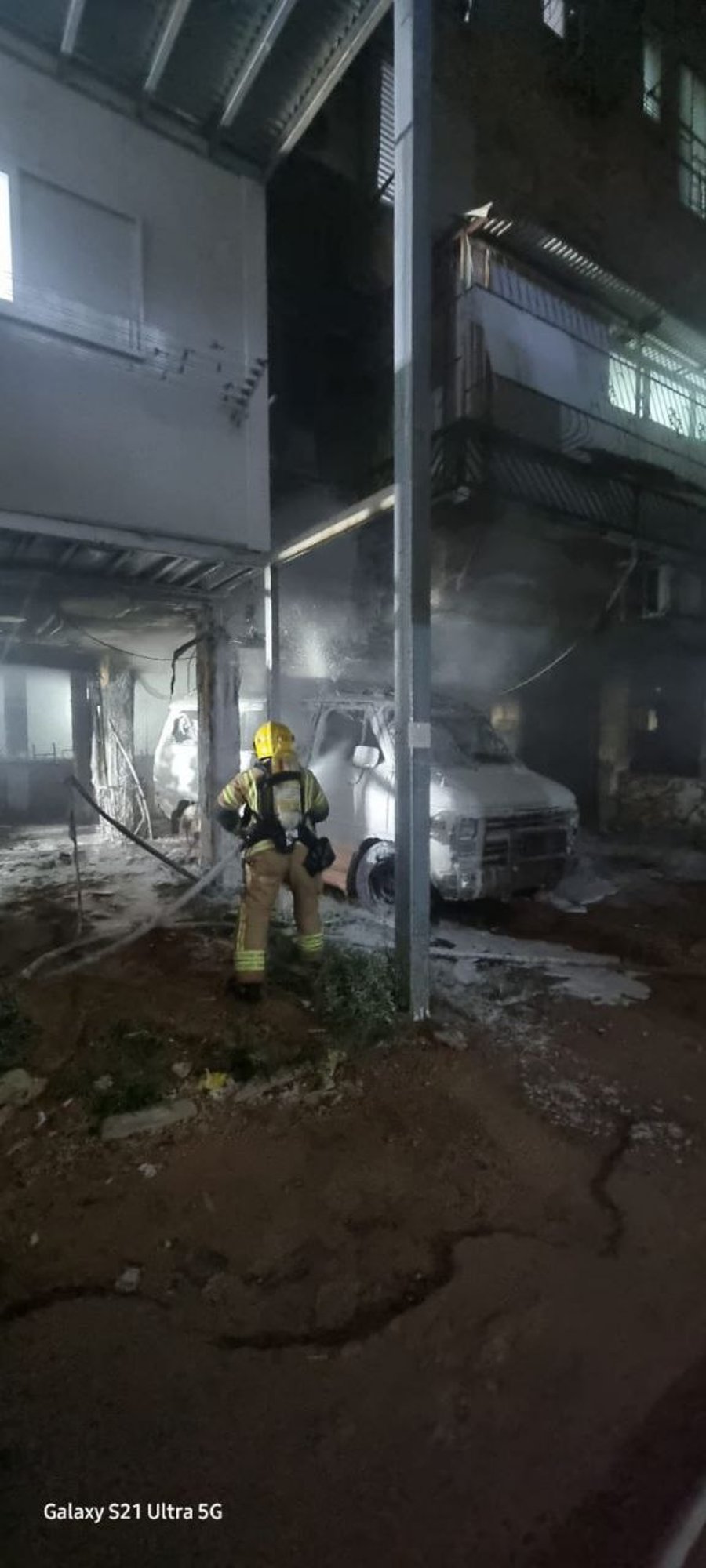 רכב מסחרי עלה באש מתחת לבניין מגורים בבני ברק | תיעוד 