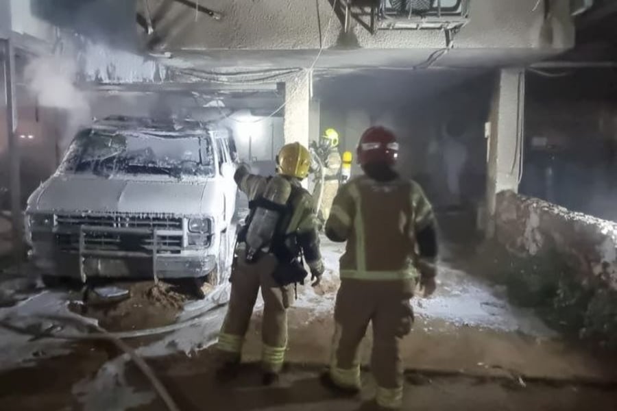 רכב מסחרי עלה באש מתחת לבניין מגורים בבני ברק | תיעוד 
