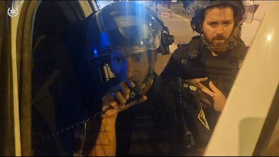 המפקד כורז למפגינים