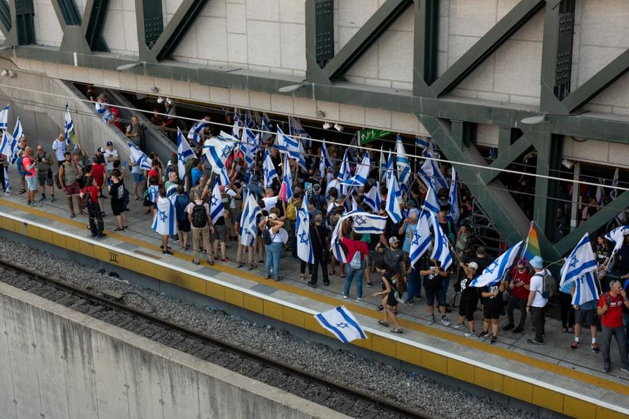 אחרי ההפגנות: תנועת הרכבות הושבתה | 45 מפגינים נעצרו מהבוקר