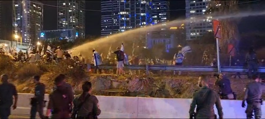 המפגינים שירדו לכביש 20 סמוך למחלף ההלכה דרומה, מפונים כעת ע"י כוחות המשטרה