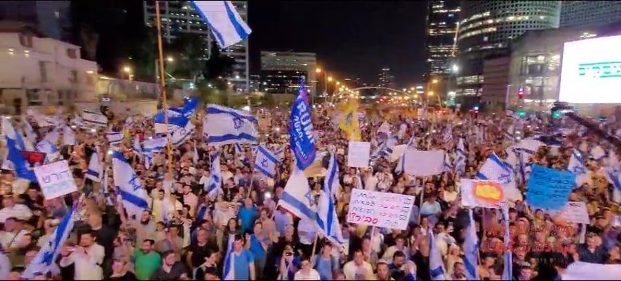 הזמר אריאל זילבר בעצרת הימין