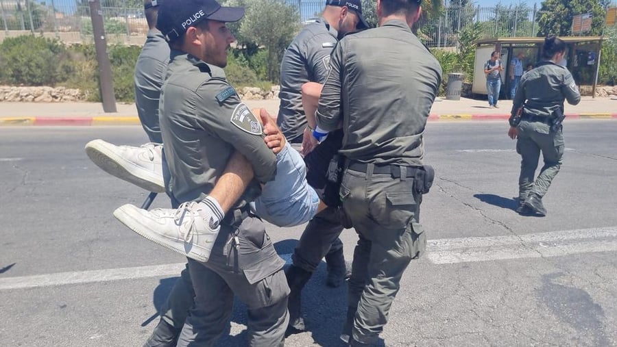 כביש בגין בירושלים - נחסם; כבישים נחסמו דם בתל אביב; המשטרה מנסה לפנותם