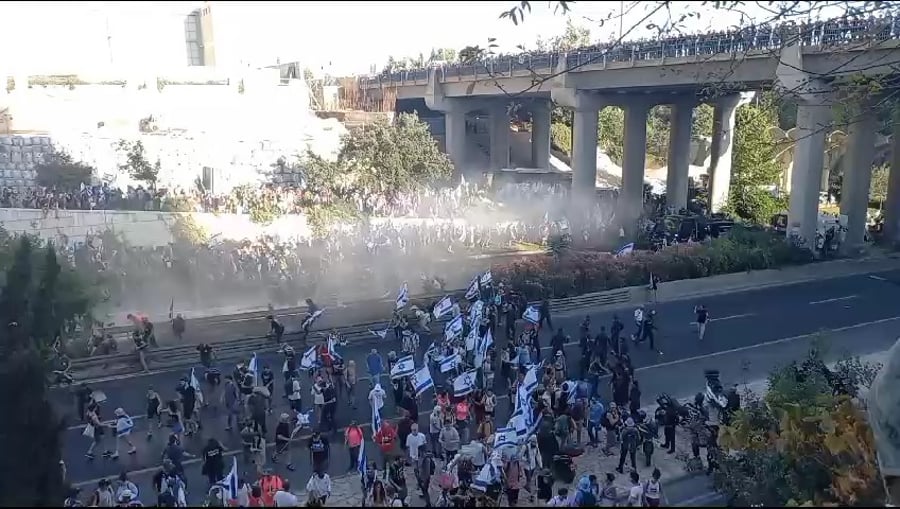 הפגנת השמאל בכביש בגין בירושלים
