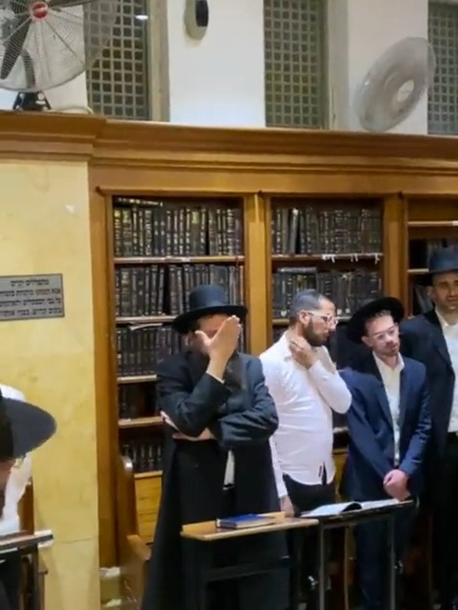 ראש ישיבת מיר עם תלמידיו, אמש