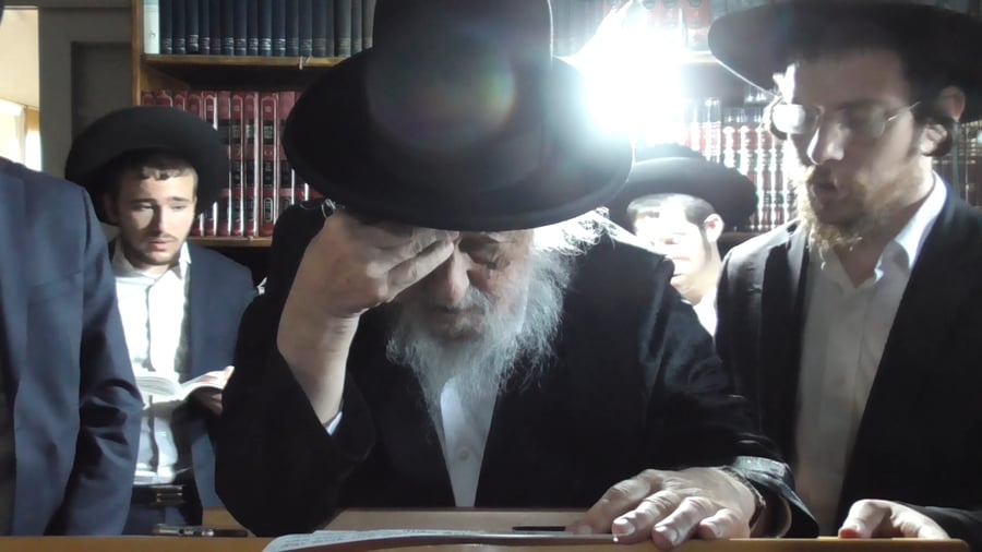 צפו בראש הישיבה הגרב"ד פוברסקי באמירת הקינות
