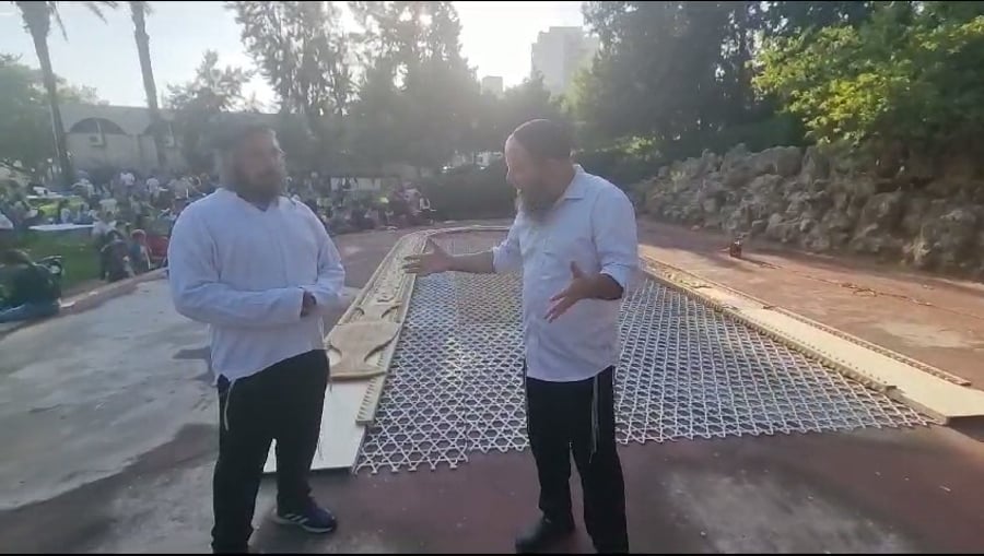 משמאל: בניהו דיין צדק