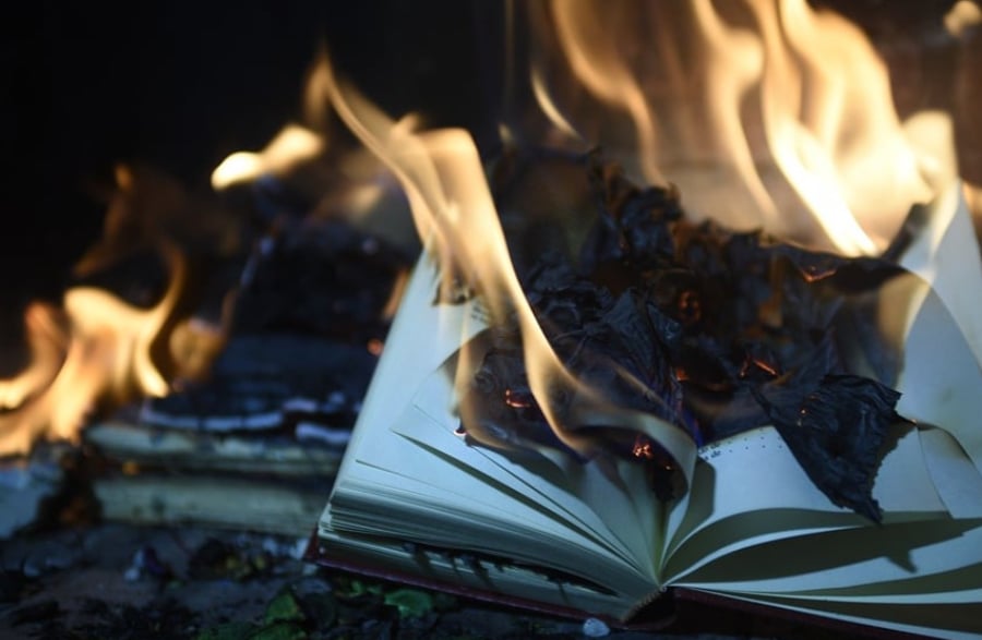 האישה שאיימה לשרוף תנ"ך הסבירה את המניע - ובסוף הסתפקה בשריפת דף לבן ריק