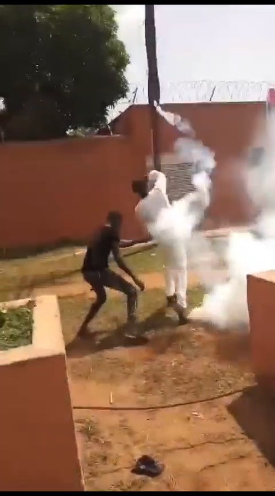 המתפרעים מול השגרירות