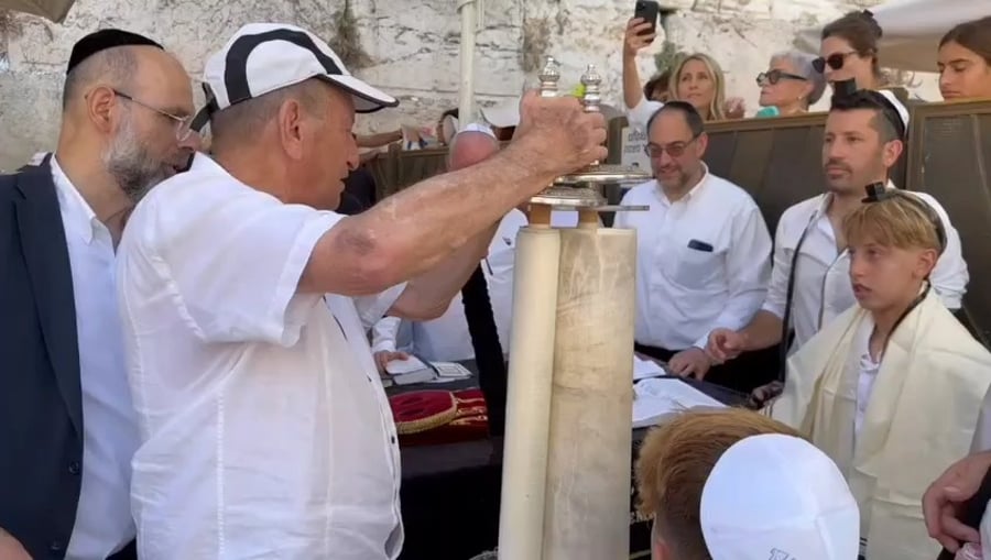 רון חולדאי גולל את ספר התורה בכותל המערבי