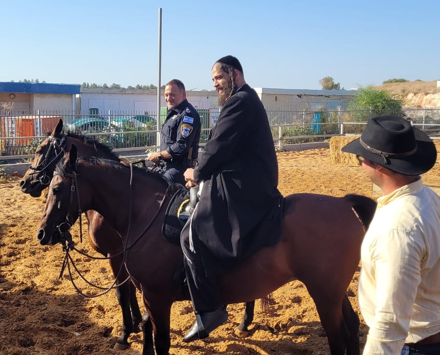 תיעוד משעשע: ראש העיר ומפכ"ל המשטרה חנכו חווה טיפולית באלעד - ברכיבה על סוס