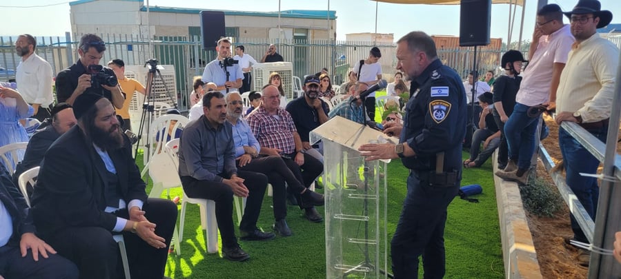 תיעוד משעשע: ראש העיר ומפכ"ל המשטרה חנכו חווה טיפולית באלעד - ברכיבה על סוס