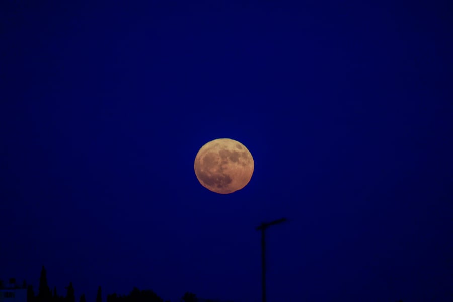 הירח המלא מעל ירושלים, הלילה