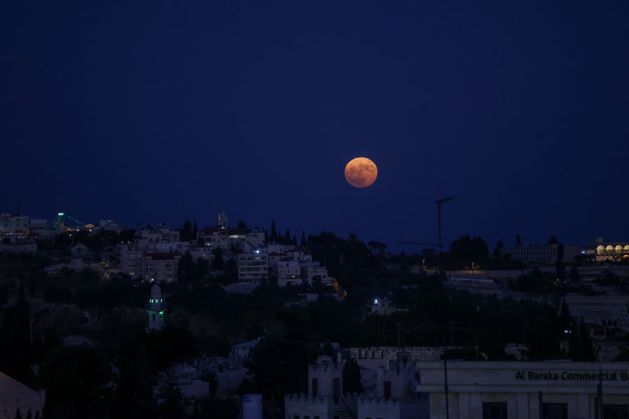 הירח המלא מעל ירושלים, הלילה