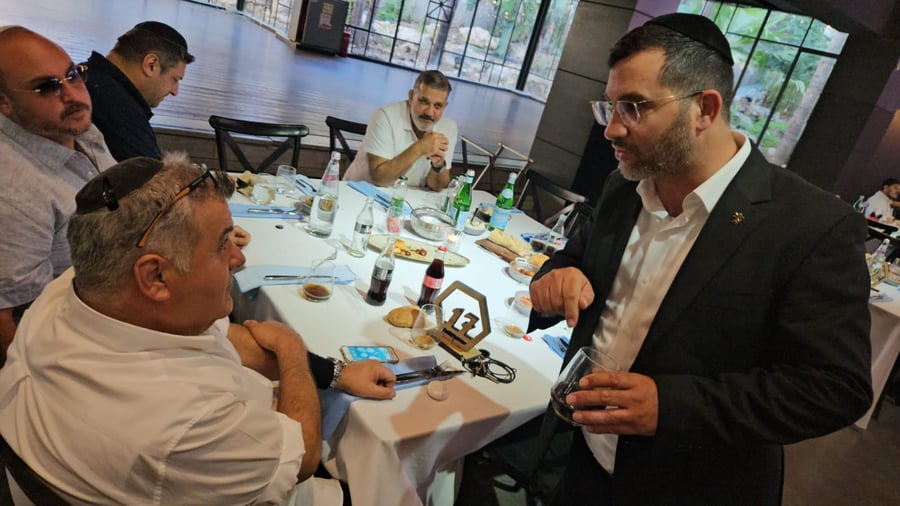 מזכה הרבים הרב יגאל כהן שימש סנדק בברית לנכדו | תיעוד