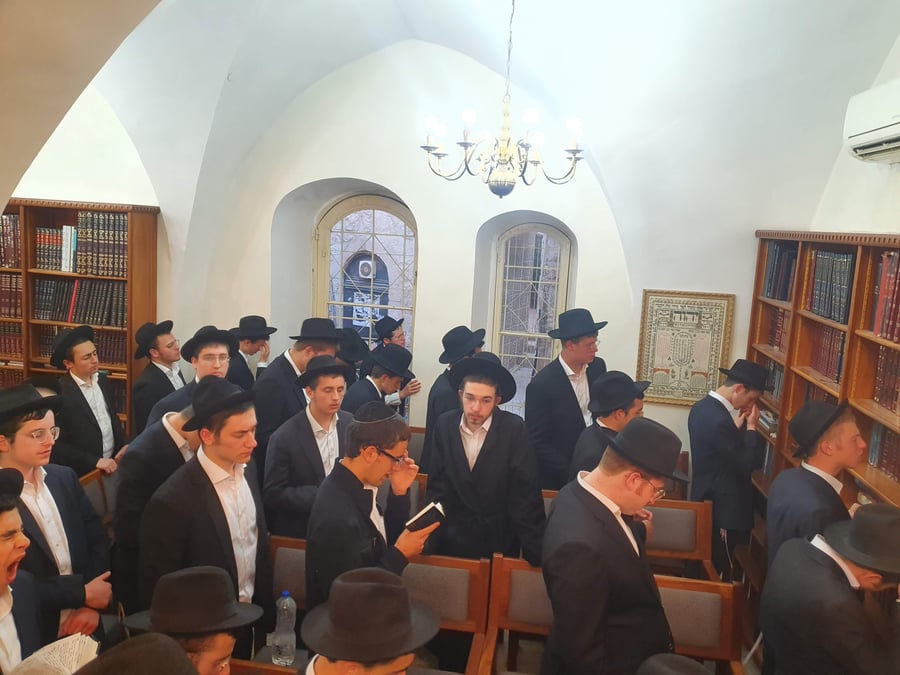 מאות בחורים "חוצניקים" הזילו דמעה בבית הכנסת העתיק בסוסיה