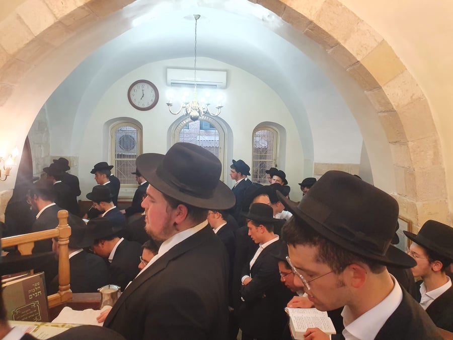 מאות בחורים "חוצניקים" הזילו דמעה בבית הכנסת העתיק בסוסיה