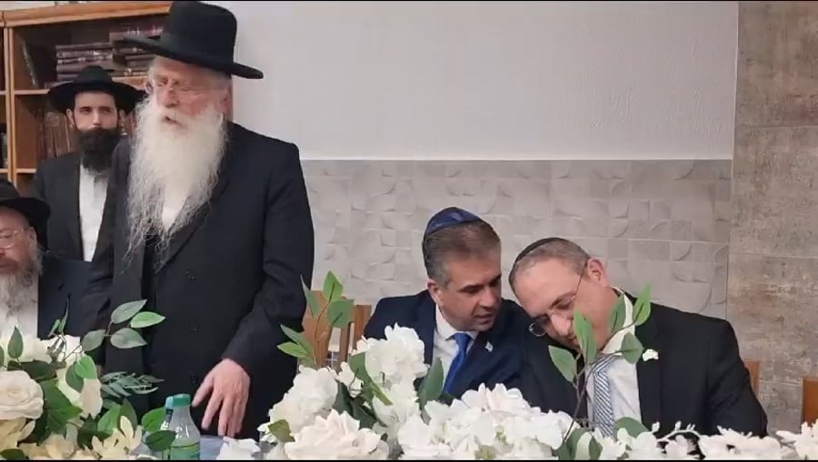 השר פרוש נואם. לצידו שר החוץ אלי כהן