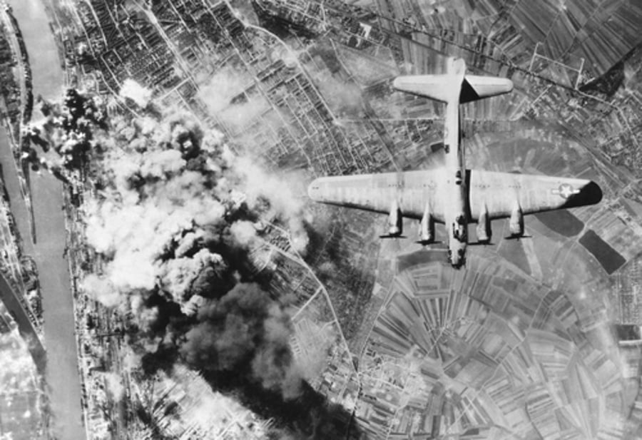 מטוס אמריקאי מטיל פצצות במלחמת העולם השנייה 