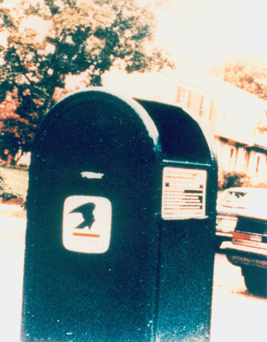 תיבת הדואר ששימשה להעברת חומרים וכספים