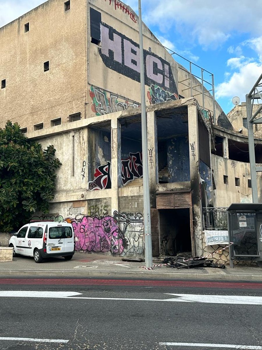  בן 50 חולץ במצב קשה ממבנה נטוש שעלה באש בחיפה 