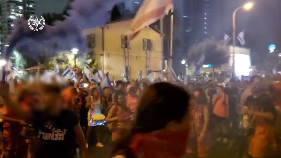 האבוקה במהלך ההפגנה