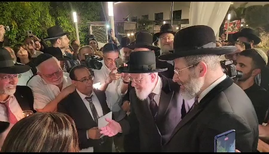 הרב הראשי לשעבר הגאון הרב ישראל מאיר לאו ובנו הרב הראשי הגאון הרב דוד לאו מברכים את החתן והכלה