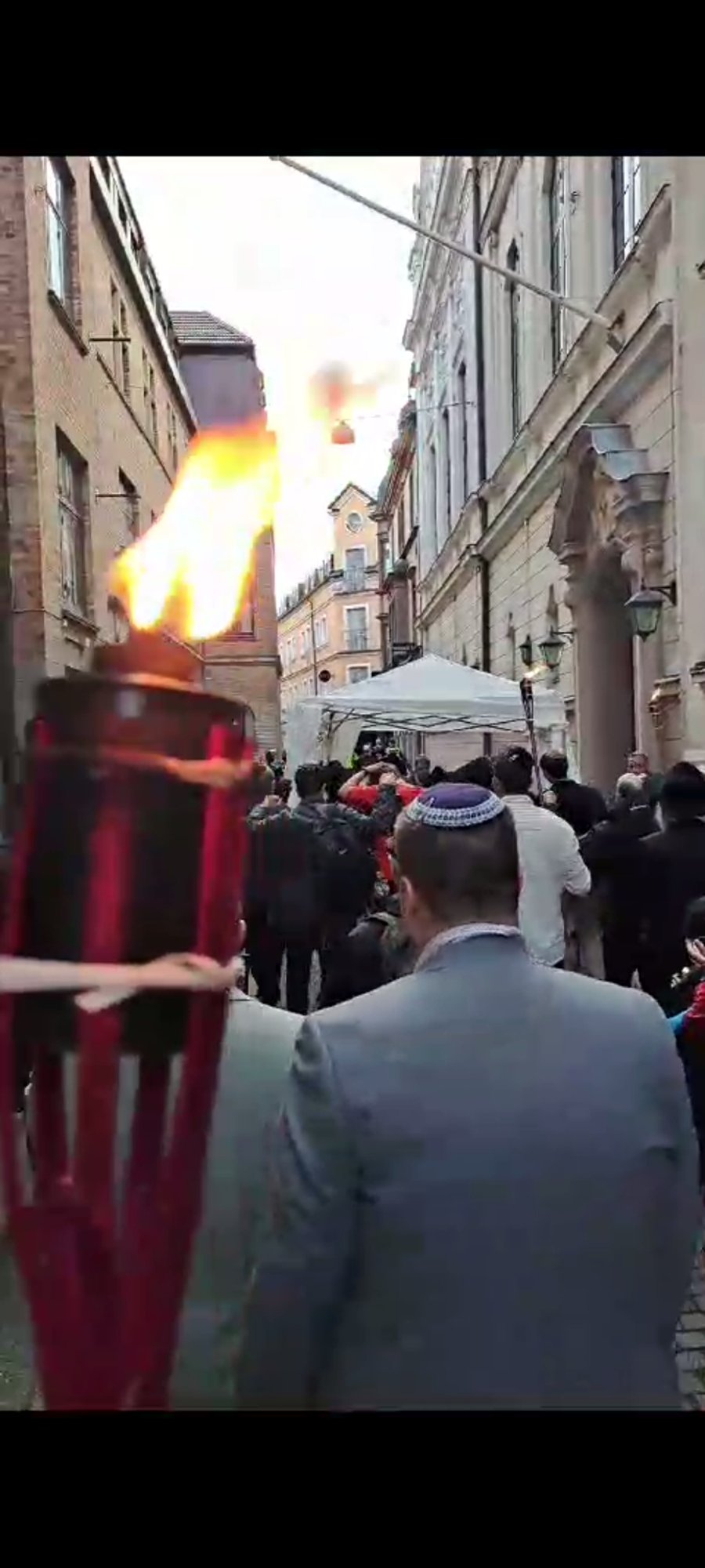 שבועיים אחרי איום שריפת התנ"ך בשבדיה: אירוע נדיר של הכנסת ס"ת ברחובות המדינה 