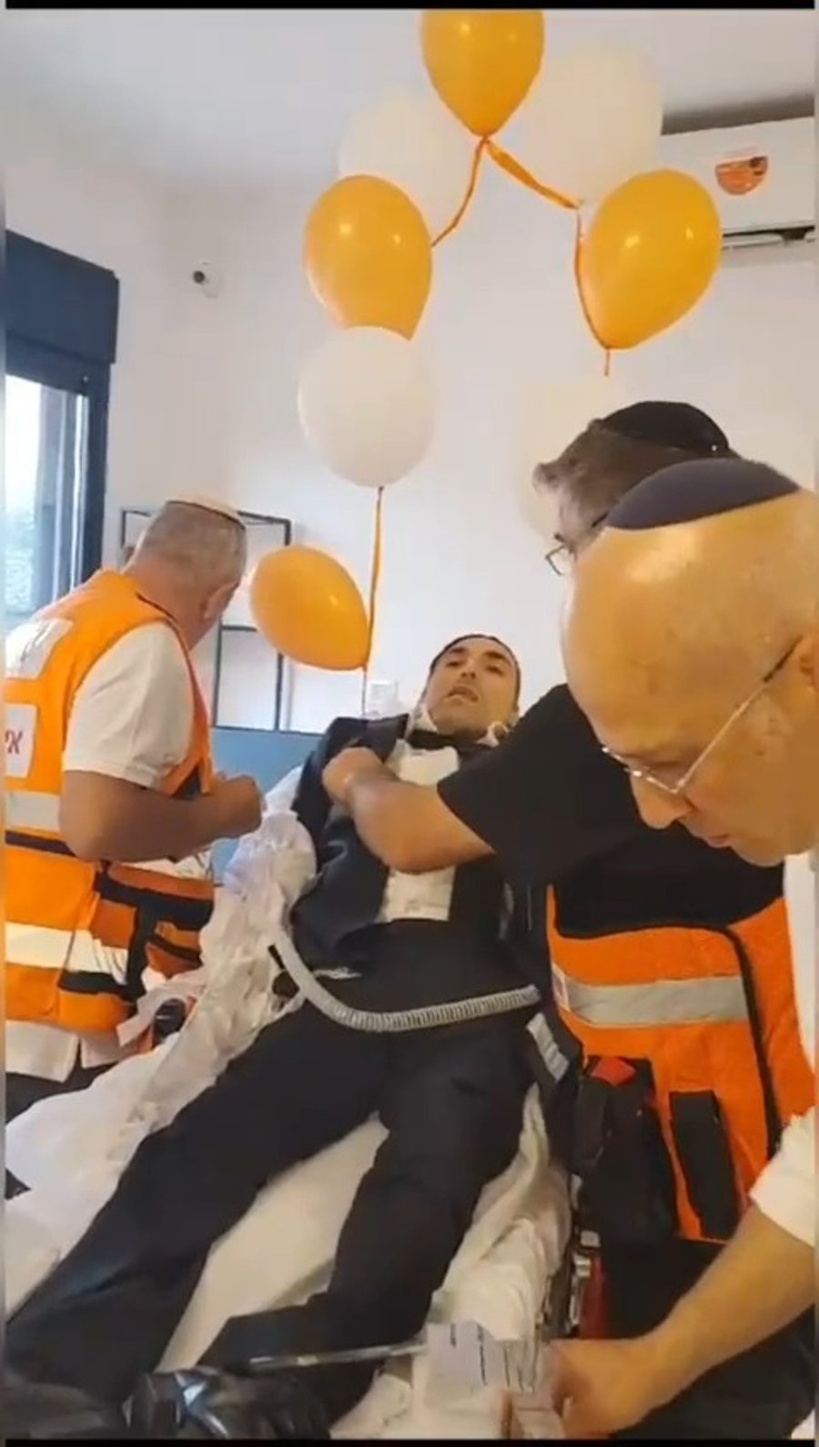 אלון מובל לחתונתו באמבולנס