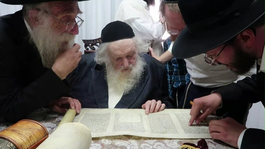 הגר"מ שטרנבוך בודק את ספרי התורה