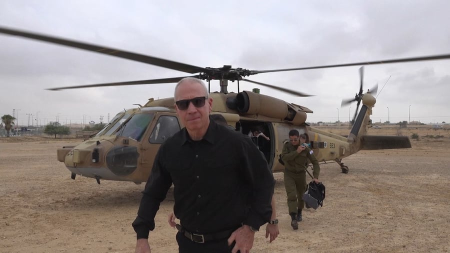 שר הביטחון יואב גלנט בביקור בבסיס רימון, בשיחה עם טייסים ובהצהרה לתקשורת