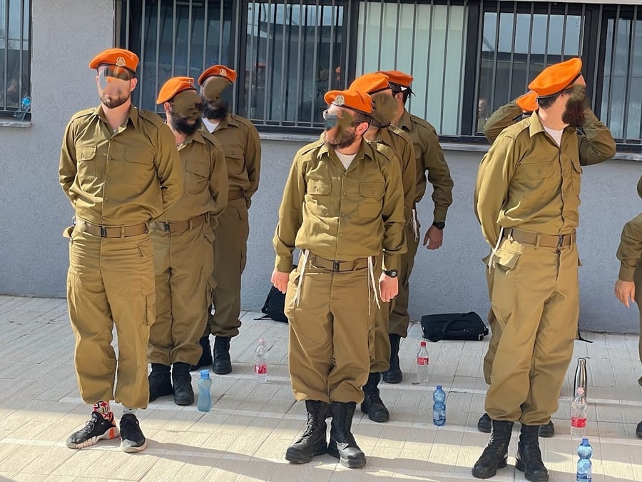 שימו לב לנשק שיש לכ"א וכן לנעליים והגרביים של ישראל - החייל שהשיג פטור מנעליים צבאיות וכל יום גם ביקר אצל החופ"ל