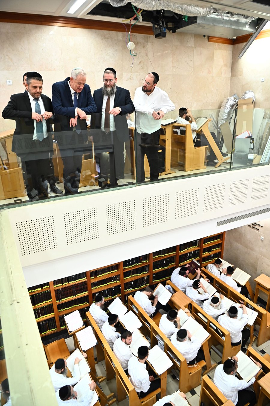 חבר הכנסת בני גנץ ביקר במעונו של הגרמ"צ ברגמן וקיבל מסר ברור: "אין פשרות על התורה"