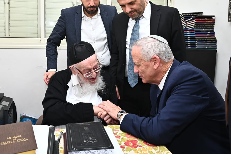 חבר הכנסת בני גנץ ביקר במעונו של הגרמ"צ ברגמן וקיבל מסר ברור: "אין פשרות על התורה"