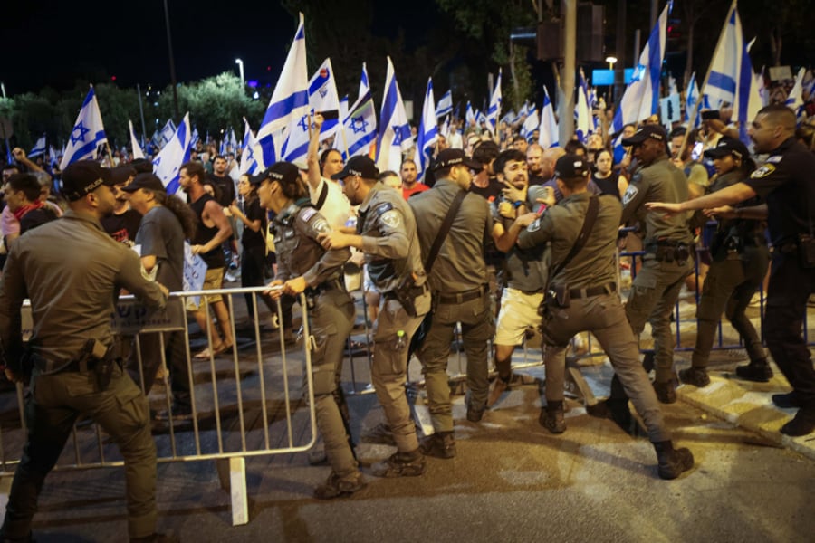 מפגיני השמאל מתעמתים עם שוטרים בירושלים