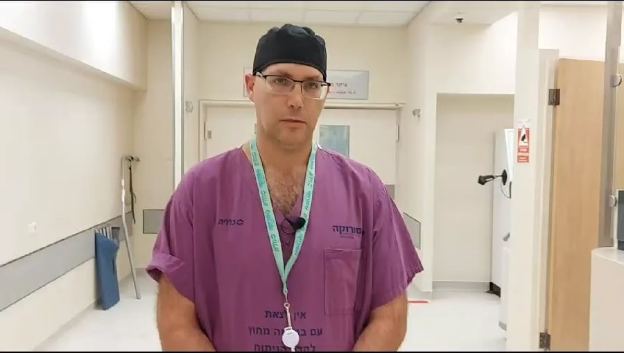ד"ר אסף אקר, מנהל היחידה לטראומה אורתופדית בסורוקה מרכז רפואי, בדיווח על מצבו של פצוע הירי מדרום הר חברון