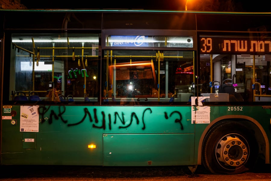 קיצוניים ניקבו צמיגי אוטובוסים בגלל "תמונות שחץ"