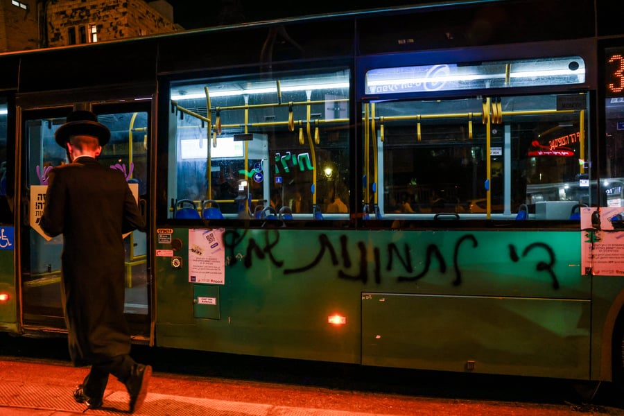 קיצוניים ניקבו צמיגי אוטובוסים בגלל "תמונות שחץ"
